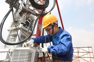 Lắp đặt hạ tầng viễn thông. Ảnh: TL