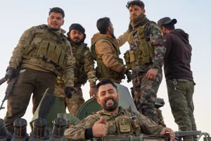 Lực lượng đối lập ở vùng nông thôn Aleppo ngày 1/12 sau các cuộc đụng độ với Lực lượng Dân chủ Syria (SDF) và quân đội chính phủ Syria. Ảnh: Rami Alsayed / NurPhoto / Getty Images