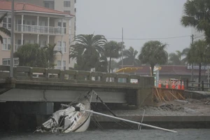 Hình ảnh siêu bão Milton tấn công Florida