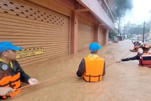 Ngập lụt Thái Lan: Hình ảnh lở đất và khu định cư bị nhấn chìm vì bão Yagi