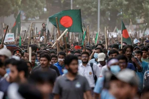 Chùm ảnh Bangladesh chìm trong hỗn loạn, đóng cửa trường học vô thời hạn