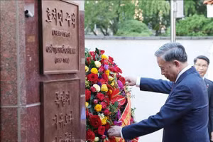 Tổng Bí thư Tô Lâm dâng hoa tại tượng đài Chủ tịch Hồ Chí Minh. Ảnh: Thống Nhất/TTXVN 