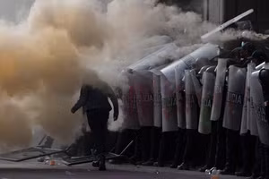 Mexico chìm trong khói lửa.