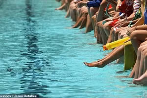 Giáo sư Cuchara cho biết các chất như mồ hôi và nước tiểu - thường có trong nước hồ bơi - tương tác với clo để tạo thành các sản phẩm phụ hóa học gọi là cloramin có thể gây nguy cơ cho sức khỏe.