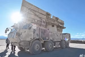 Vũ khí vi sóng Hurricane-3000 của Trung Quốc. 