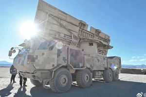 Vũ khí vi sóng Hurricane-3000 của Trung Quốc. 