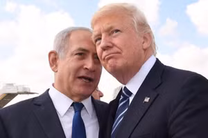 Tổng thống Hoa Kỳ Donald Trump (R) đã hoàn toàn ủng hộ hành động xâm lược của Israel đối với Cộng hòa Hồi giáo Iran. 