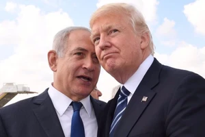 Tổng thống Hoa Kỳ Donald Trump (R) đã hoàn toàn ủng hộ hành động xâm lược của Israel đối với Cộng hòa Hồi giáo Iran.