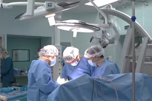 Các bác sĩ thực hiện phẫu thuật cho bệnh nhi.
