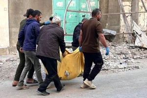 Những Palestine khiêng một thi thể được tìm thấy trong đống đổ nát ở Beit Lahiya, phía bắc Gaza, ngày 31/10, sau một cuộc tấn công của Israel. Ảnh: AFP.