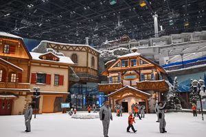 Cận cảnh khu nghỉ dưỡng trượt tuyết trong nhà lớn nhất thế giới ở Trung Quốc