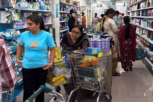 Hình ảnh người người Ấn Độ và Pakistan đổ xô tích trữ thực phẩm, tìm nơi trú ẩn