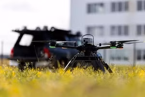 Thales vừa ra mắt một thiết bị tác chiến điện tử nhẹ, điều khiển từ xa có thể triển khai bằng drone để phát hiện và định vị tín hiệu vô tuyến.