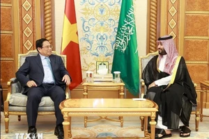 Thủ tướng Phạm Minh Chính gặp Hoàng Thái tử kiêm Thủ tướng Vương quốc Saudi Arabia Mohammed Bin Salman. (Ảnh: Dương Giang/TTXVN) 