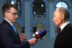 Tổng thống Nga Vladimir Putin trả lời câu hỏi của nhà báo Pavel Zarubin. Ảnh: Sputnik / Alexander Kazakov