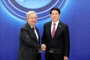 Chủ tịch nước Lương Cường đón Tổng Thư ký Liên hợp quốc António Guterres dự Lễ mở ký Công ước Hà Nội. Ảnh: TTXVN