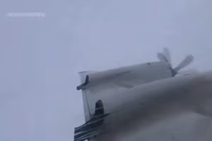 Video máy bay chao đảo bay xuyên bão Milton 