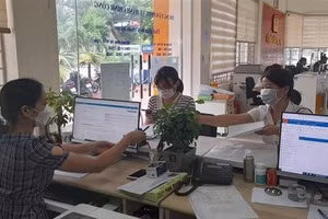 Đẩy mạnh ứng dụng công nghệ thông tin trong giải quyết các thủ tục hành chính. Ảnh: Minh Tuấn