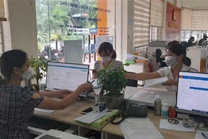 Đẩy mạnh ứng dụng công nghệ thông tin trong giải quyết các thủ tục hành chính. Ảnh: Minh Tuấn