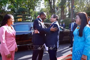 Thủ tướng Phạm Minh Chính và Phu nhân đón Thủ tướng Ethiopia Abiy Ahmed Ali và Phu nhân. (Ảnh: Dương Giang/TTXVN)