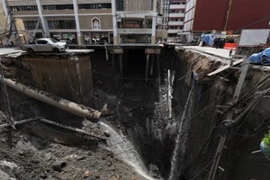 Khoảnh khắc hố tử thần sâu 50 mét bất ngờ xuất hiện ở trung tâm Bangkok