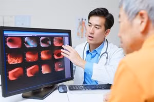 Một bác sĩ giải thích về xét nghiệm ung thư dạ dày cho một bệnh nhân lớn tuổi. (Ảnh: iStock)
