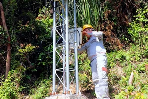 Nhân viên kỹ thuật của Viettel kiểm tra và vận hành trạm BTS phát sóng thông tin di động. Ảnh QN