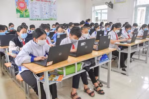 Học sinh sử dụng máy tính trong một số bộ môn liên quan đến hình ảnh, mô hình đa chiều. Ảnh: Tiểu học Trần Quốc Toản, Hạ Long.