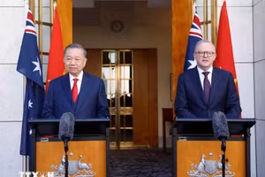 Tổng Bí thư, Chủ tịch nước Tô Lâm và Thủ tướng Australia Anthony Albanese gặp gỡ báo chí. (Ảnh: Thống Nhất/TTXVN)