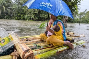 Hình ảnh thảm họa lũ lụt khiến hàng triệu người Bangladesh mắc kẹt