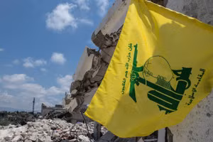 Một lá cờ Hezbollah treo trên tòa nhà bị phá hủy bởi cuộc không kích của IDF, tại Sidon, Lebanon, ngày 23/6.