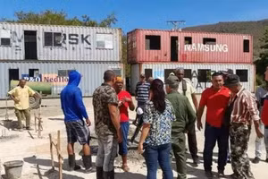 Hình ảnh các container bắt đầu được lắp đặt làm nhà ở Guantanamo, Cuba.