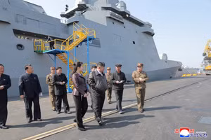 Chùm ảnh Triều Tiên thử hệ thống vũ khí đầu tiên của tàu chiến mới