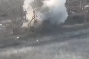 Hỏa lực trút xuống sân bay quân sự, xưởng sản xuất UAV