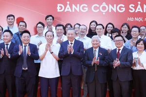 TBT Tô Lâm, Nhà báo Hồng Vinh và các đại biểu trong Lễ ra mắt trang thông tin đặc biệt của Báo Nhân Dân về Đảng Cộng sản Việt Nam. (Ảnh do tác giả cung cấp).