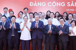 TBT Tô Lâm, Nhà báo Hồng Vinh và các đại biểu trong Lễ ra mắt trang thông tin đặc biệt của Báo Nhân Dân về Đảng Cộng sản Việt Nam. (Ảnh do tác giả cung cấp).