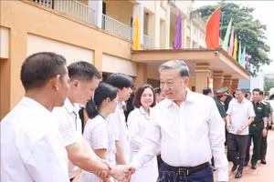 Tổng Bí thư Tô Lâm với các y bác sĩ, điều dưỡng Trung tâm Điều dưỡng thương binh Thuận Thành. (Ảnh: Thống Nhất/TTXVN)