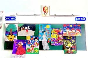 8 tác phẩm rực rỡ chủ đề “Vui Trung thu” được học sinh lớp 8/1 tái chế từ vỏ xốp bọc hoa quả. (Ảnh: NVCC)