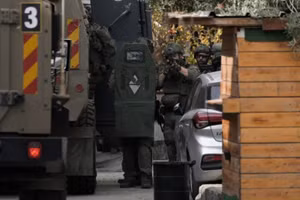 Binh lính Israel đột kích thành phố Qalqilya ở Bờ Tây vào ngày 12/12/2024. Ảnh: Majdi Mohammed/AP