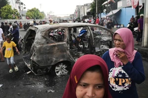 Indonesia dậy sóng vì đụng độ bạo lực