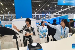 Robot pha kem, viết thư pháp và trò chuyện gây bất ngờ tại Thượng đỉnh SCO