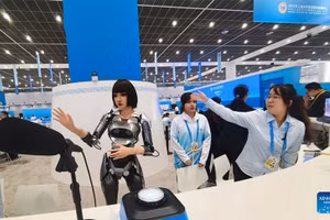 Robot pha kem, viết thư pháp và trò chuyện gây bất ngờ tại Thượng đỉnh SCO