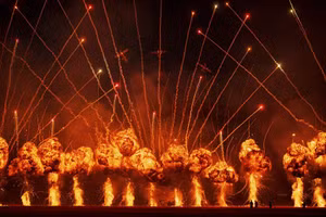 Pháo hoa được kích hoạt khi đội nhào lộn Air Bandits, do phi công người Lithuania Jurgis Kairys dẫn đầu, biểu diễn phía trên đường băng vào cuối ngày đầu tiên của triển lãm.