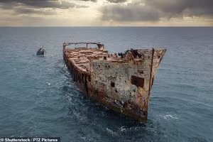 Tam giác quỷ Bermuda là nơi có một số vụ đắm tàu ​​nổi tiếng nhất thế giới, chẳng hạn như vụ đắm tàu ​​SS Sapona (trong ảnh), nhưng một nhà khoa học hiện tuyên bố đã giải quyết được bí ẩn về khu vực chết chóc này.