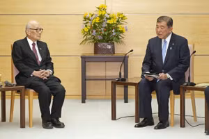 Thủ tướng Nhật Bản Shigeru Ishiba (phải) gặp đồng Chủ tịch Terumi Tanaka của Nihon Hidankyo, người đoạt giải Nobel Hòa bình năm 2024, tại văn phòng thủ tướng ở Tokyo ngày 8/1. ( Ảnh: Kyodo)