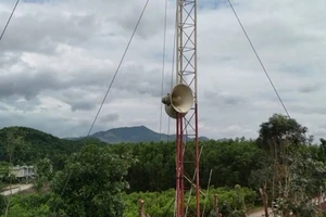 Cầu nối giảm nghèo thông tin ở vùng xa. Ảnh: QNTV