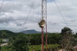 Cầu nối giảm nghèo thông tin ở vùng xa. Ảnh: QNTV