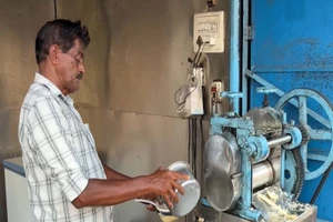 Người bán nước mía gây bất ngờ khi đặt chân tới 10 quốc gia