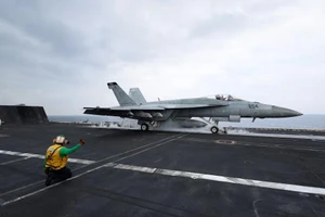 Một máy bay chiến đấu F/A-18E Super Hornet được phóng ra khỏi sàn bay của tàu sân bay USS Dwight D. Eisenhower (CVN 69) ở phía Nam Biển Đỏ, Trung Đông, ngày 13/2. Ảnh: REUTERS