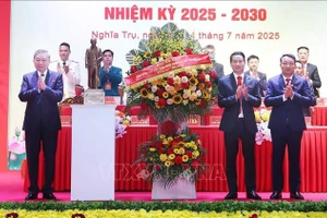 Tổng Bí thư Tô Lâm tặng lẵng hoa chúc mừng Đại hội đại biểu Đảng bộ xã Nghĩa Trụ nhiệm kỳ 2025 - 2030. (Ảnh: Thống Nhất/TTXVN)